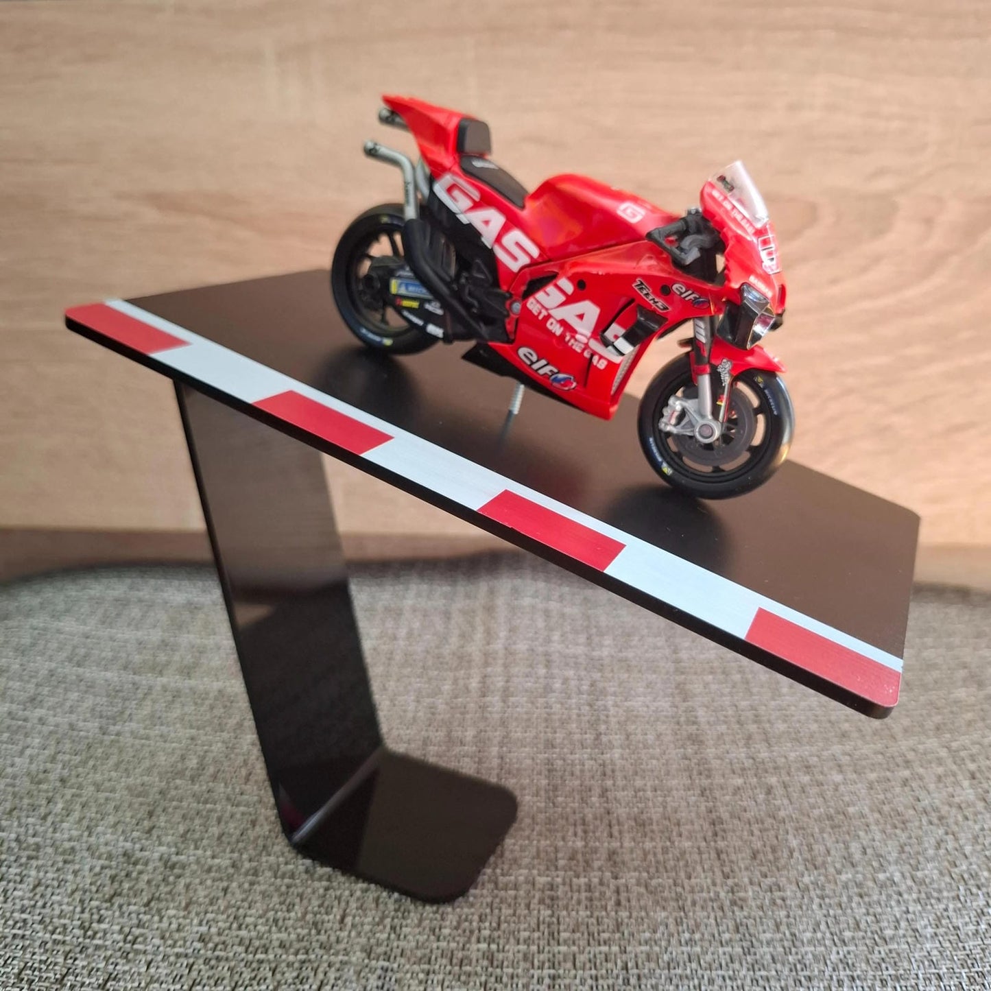 Moto GP model na stalku (1:43) - Augusto Fernandez #37