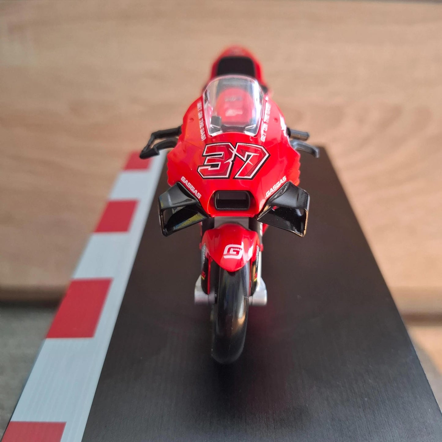 Moto GP model na stalku (1:43) - Augusto Fernandez #37