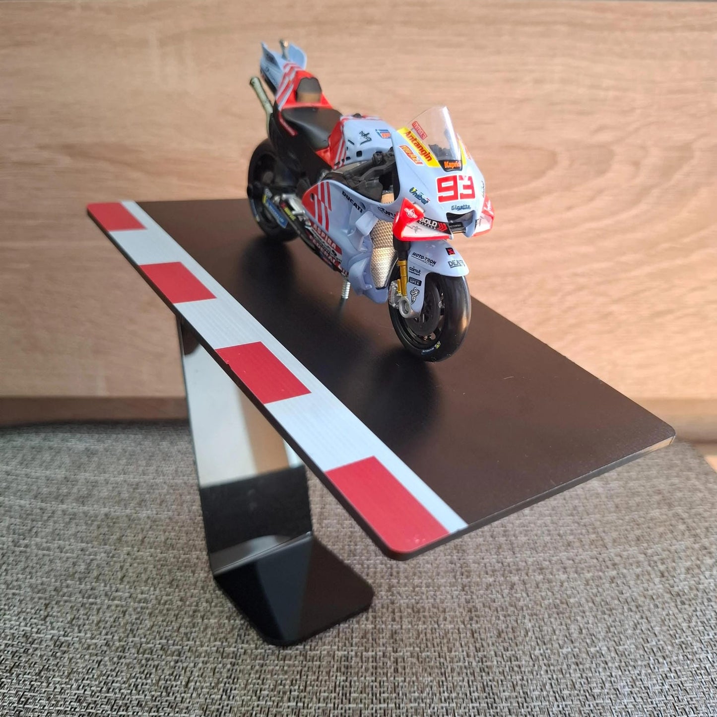 Moto GP model na stalku (1:43) - Marc Marquez #93