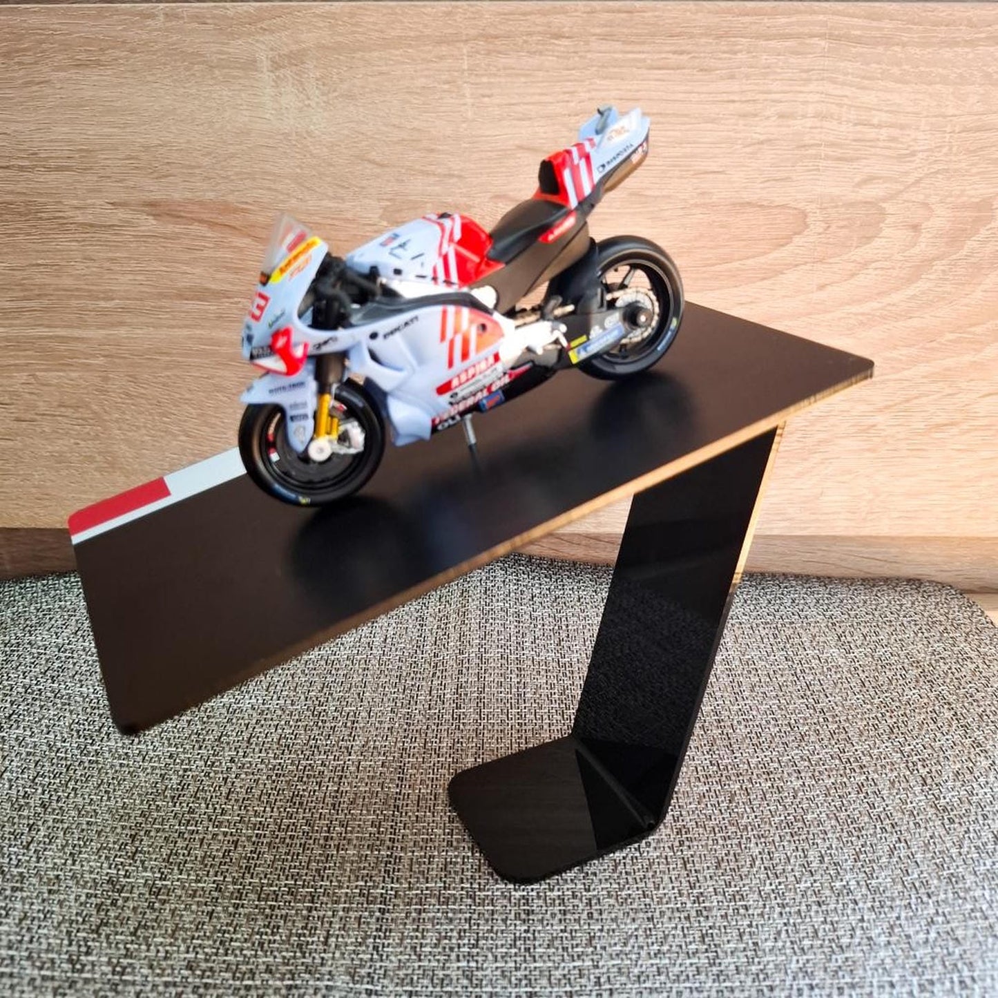 Moto GP model na stalku (1:43) - Marc Marquez #93