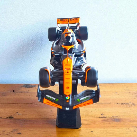 Model bolida F1 McLaren 1:24 s postoljem - Oliver Piastri #81 - Poklon iz Formule 1