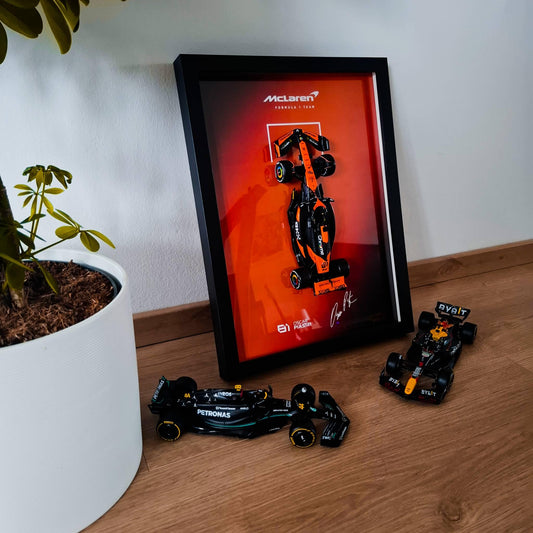Okvir Oscara Piastrija F1 s bolidom McLarena u mjerilu 1:24 - Visokokvalitetna tiskana pozadina - Izložba 30x40 cm - Poklon Formule 1