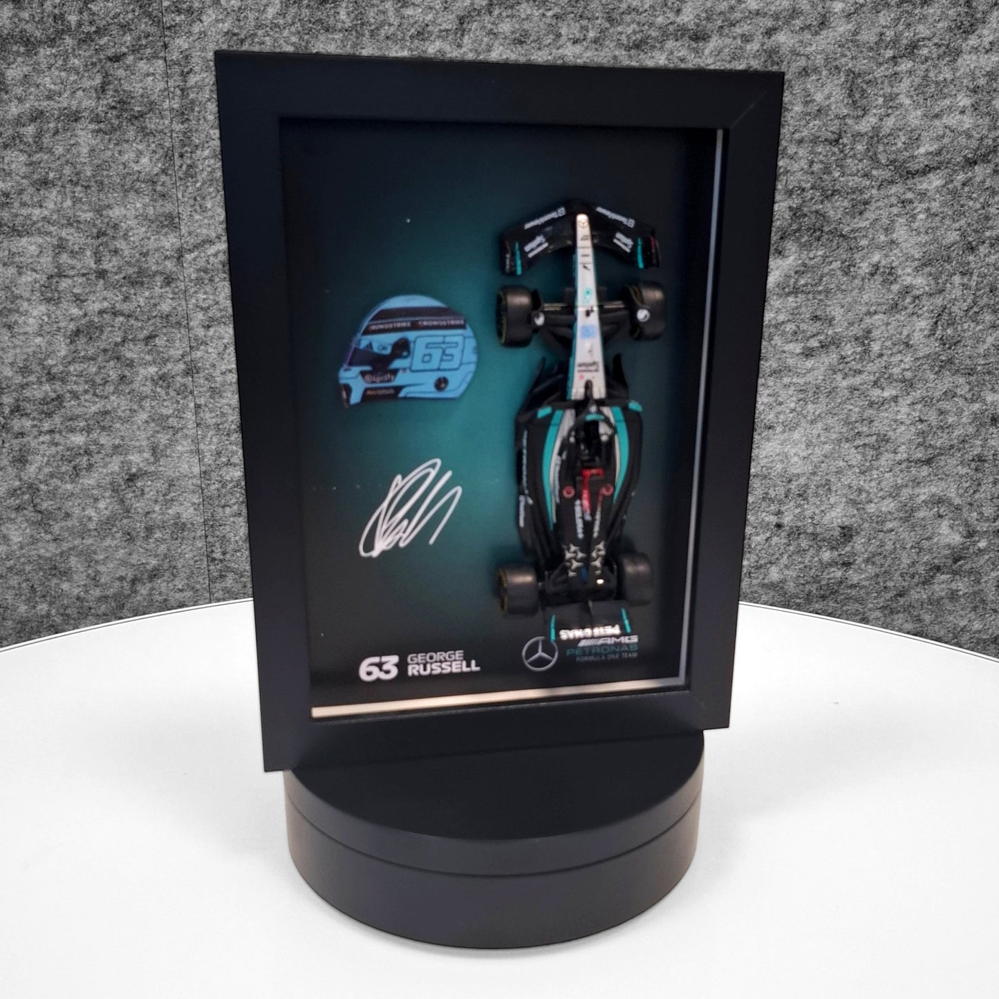 George Russell F1 okvir s AMG (1:43) modelom - 3D kaciga i potpis