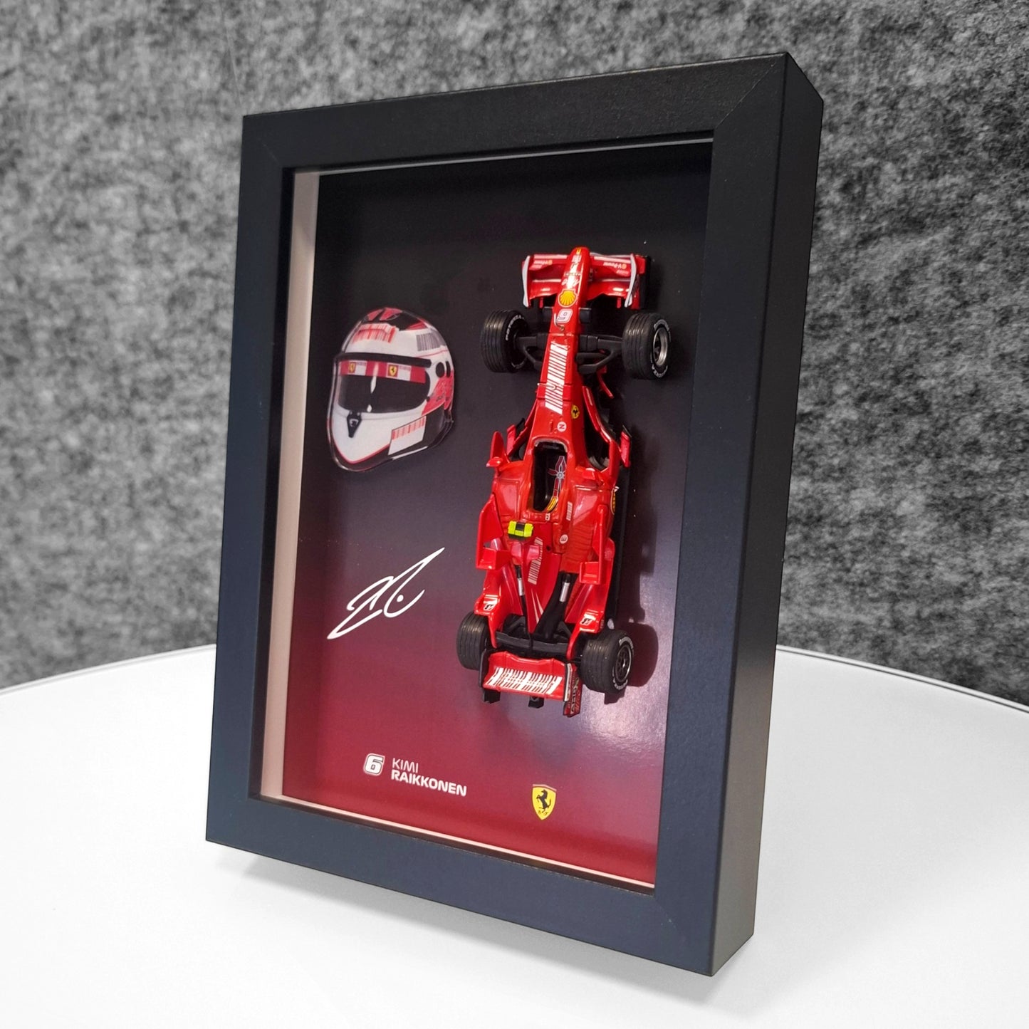 Kimi Raikkonen F1 okvir s Ferrari (1:43) modelom - 3D kaciga i potpis