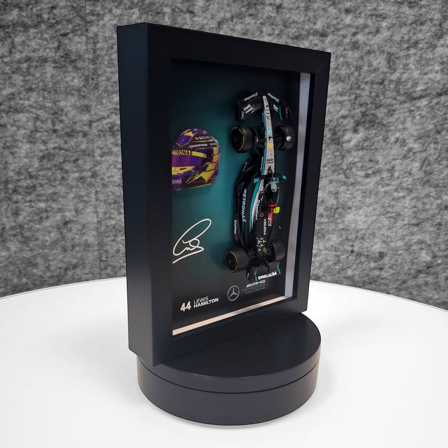 Lewis Hamilton F1 okvir s AMG (1:43) modelom - 3D kaciga i potpis