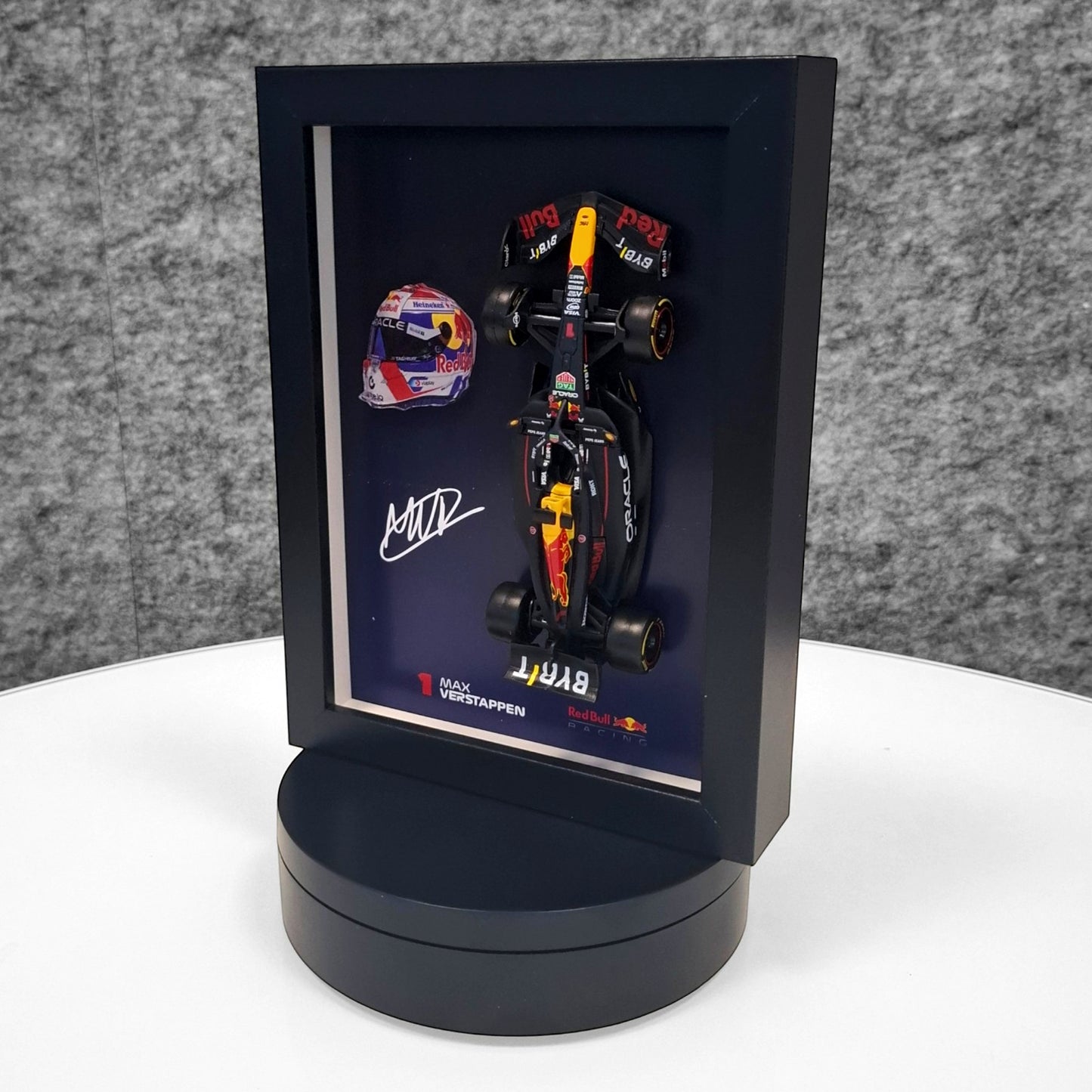 Max Verstappen F1 okvir s RB (1:43) modelom - 3D kaciga i potpis