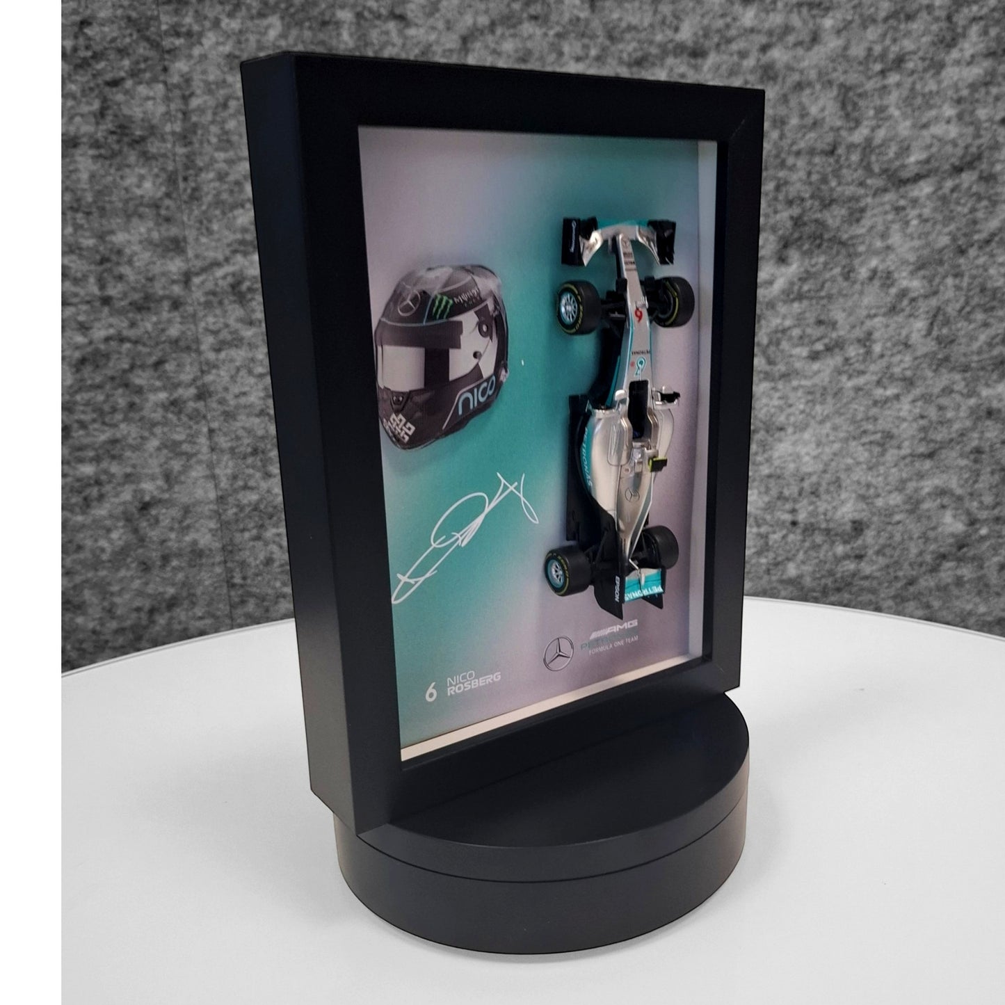 Nico Rosberg F1 okvir s AMG (1:43) modelom - 3D kaciga i potpis
