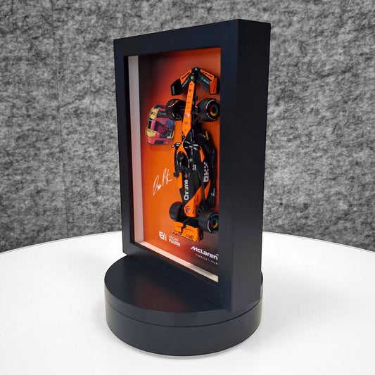 Oscar Piastri #81 F1 okvir s McLaren (1:43) modelom - 3D kaciga i potpis