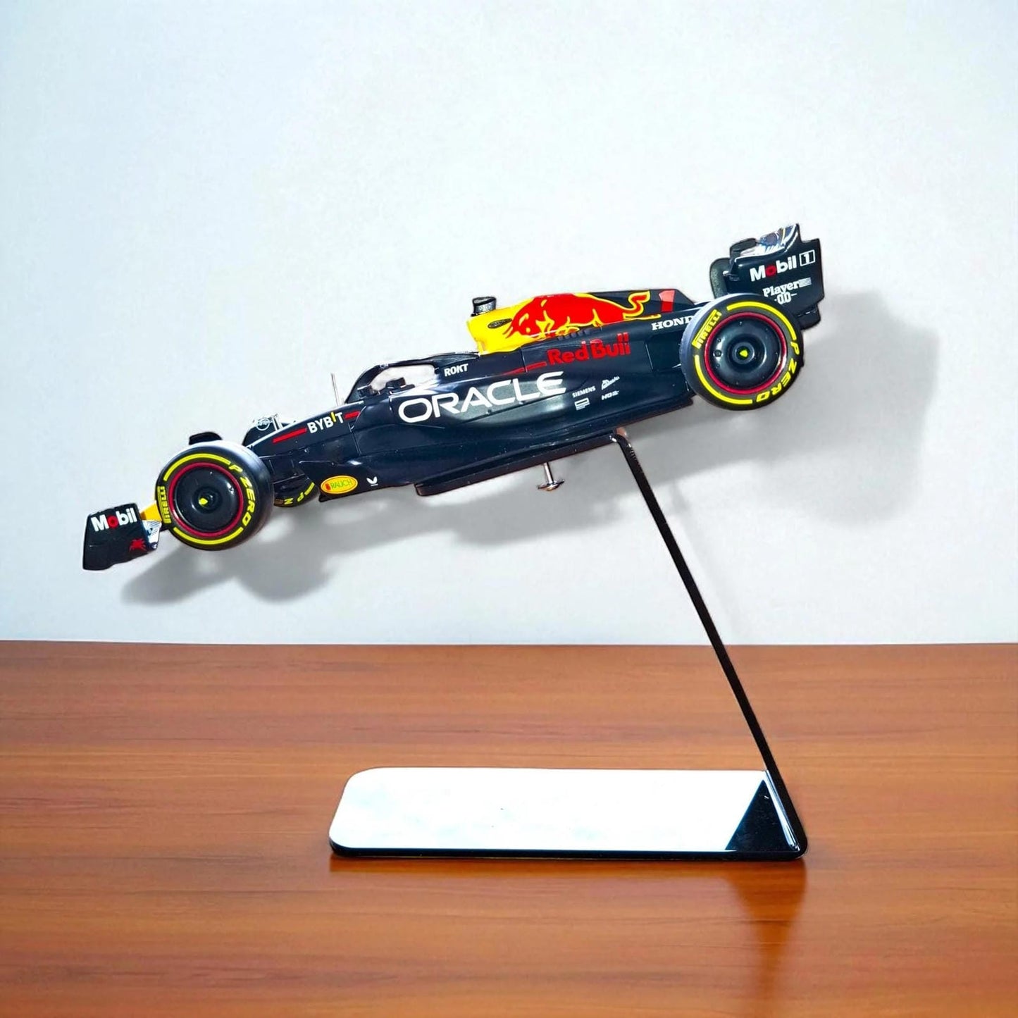 Model automobila F1 RB19 1:24 s postoljem - Max Verstappen #1 - Poklon za Formulu 1