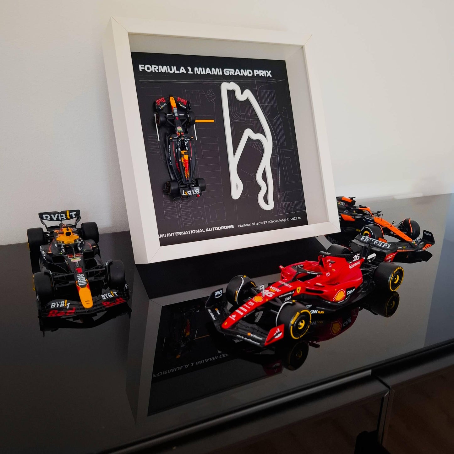 F1 Miami okvir: pleksiglas 3D staza s Formula 1 modelom
