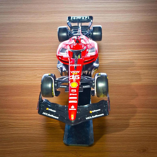 Model automobila F1 Ferrari 1:24 s postoljem - Charles Leclerc #16 - Poklon iz Formule 1