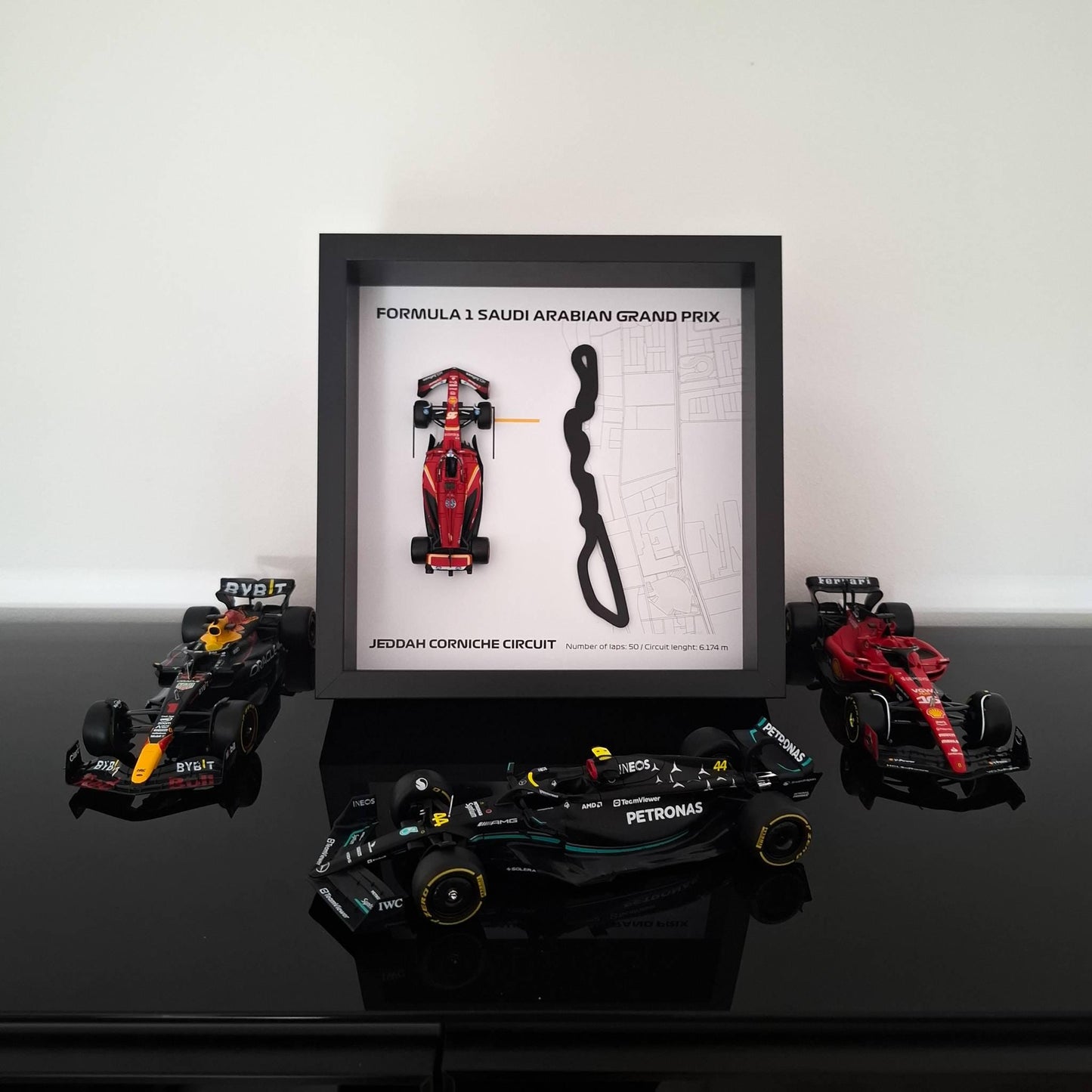 F1 Jeddah Corniche okvir: pleksiglas 3D staza s Formula 1 modelom
