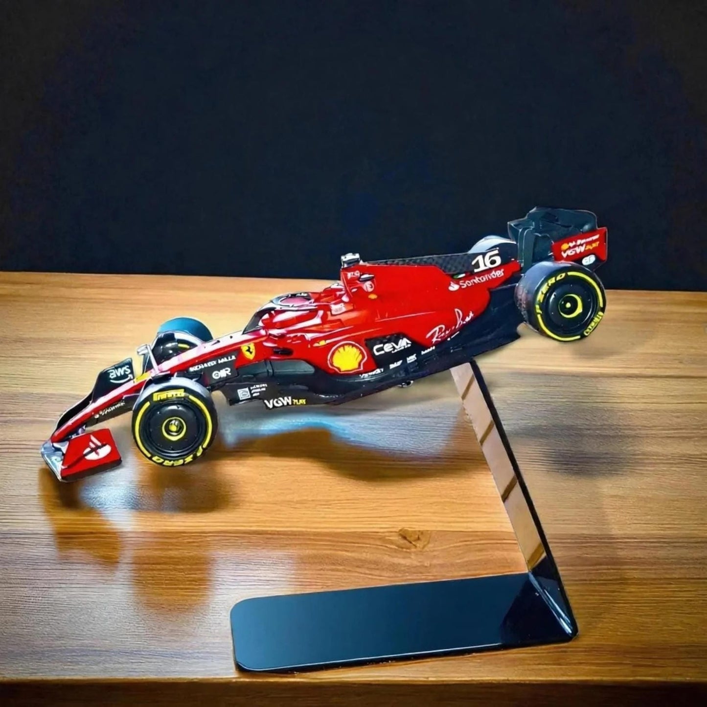 Model automobila F1 Ferrari 1:24 s postoljem - Charles Leclerc #16 - Poklon iz Formule 1