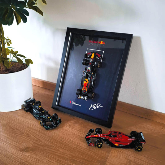 Okvir Maxa Verstappena F1 s bolidom RB19 u mjerilu 1:24 - Visokokvalitetna tiskana pozadina - Izložba 30x40 cm - Poklon Formule 1