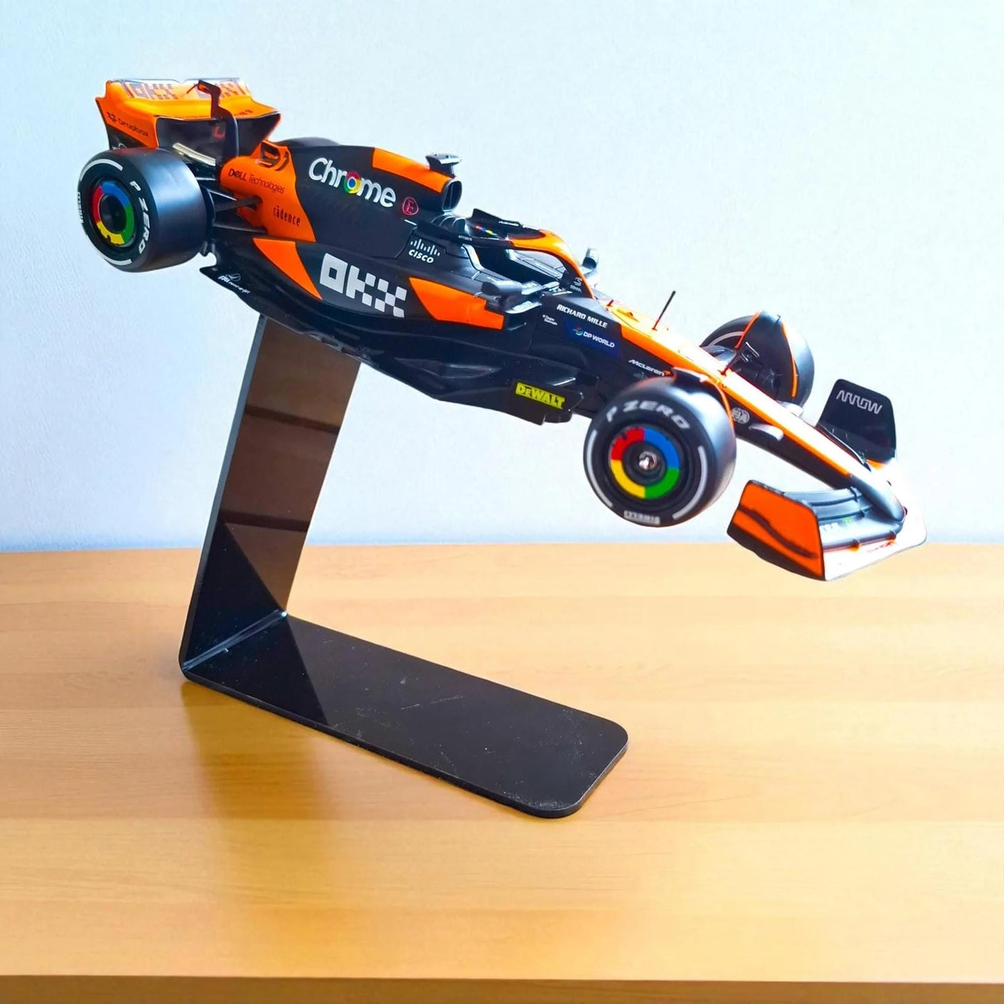 Model bolida F1 McLaren 1:24 s postoljem - Oliver Piastri #81 - Poklon iz Formule 1