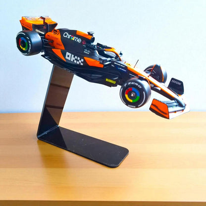 Model bolida F1 McLaren 1:24 s postoljem - Oliver Piastri #81 - Poklon iz Formule 1