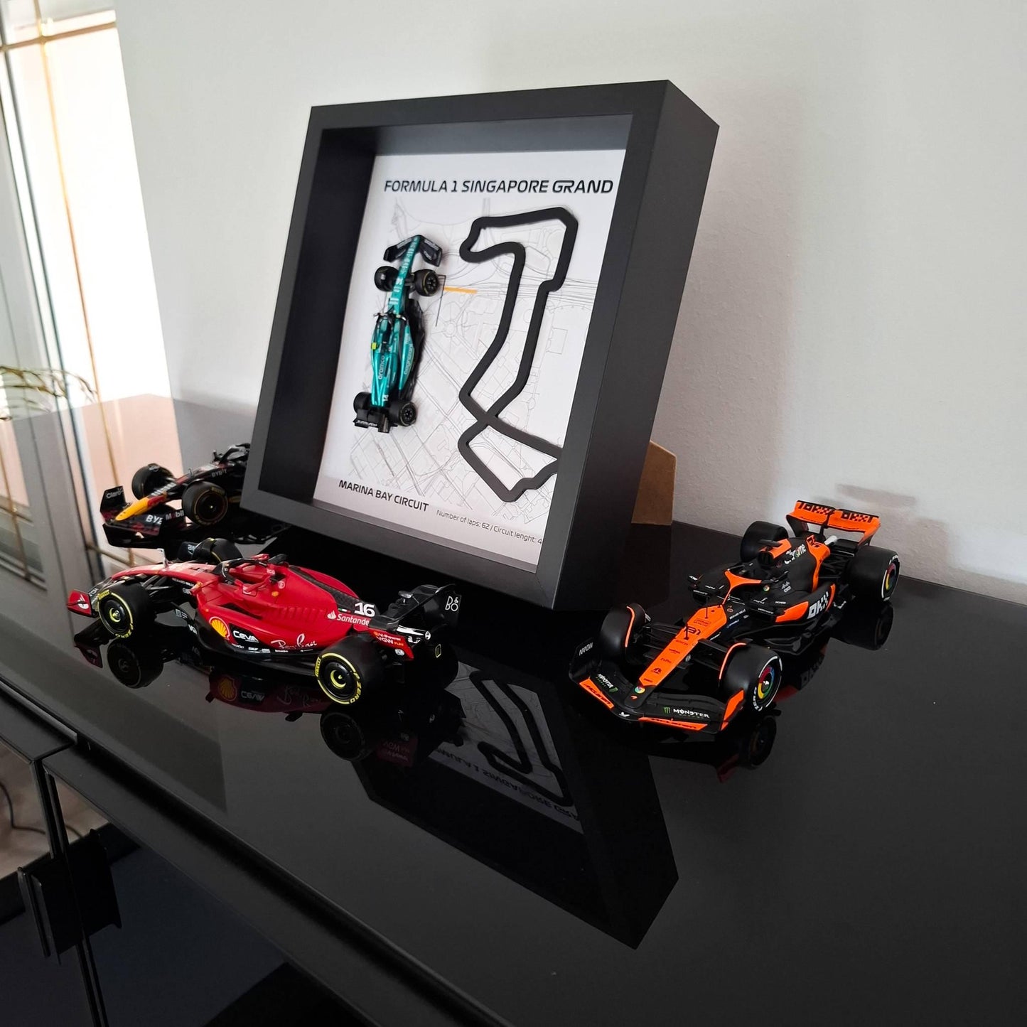 F1 Singapore okvir: Marina Bay staza, Pleksiglas 3D staza s Formula 1 modelom