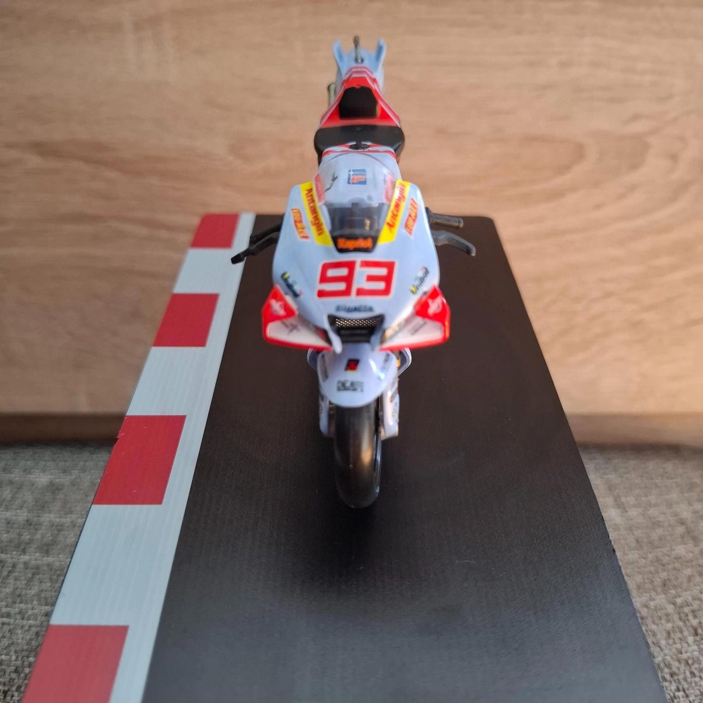 Moto GP model na stalku (1:43) - Marc Marquez #93