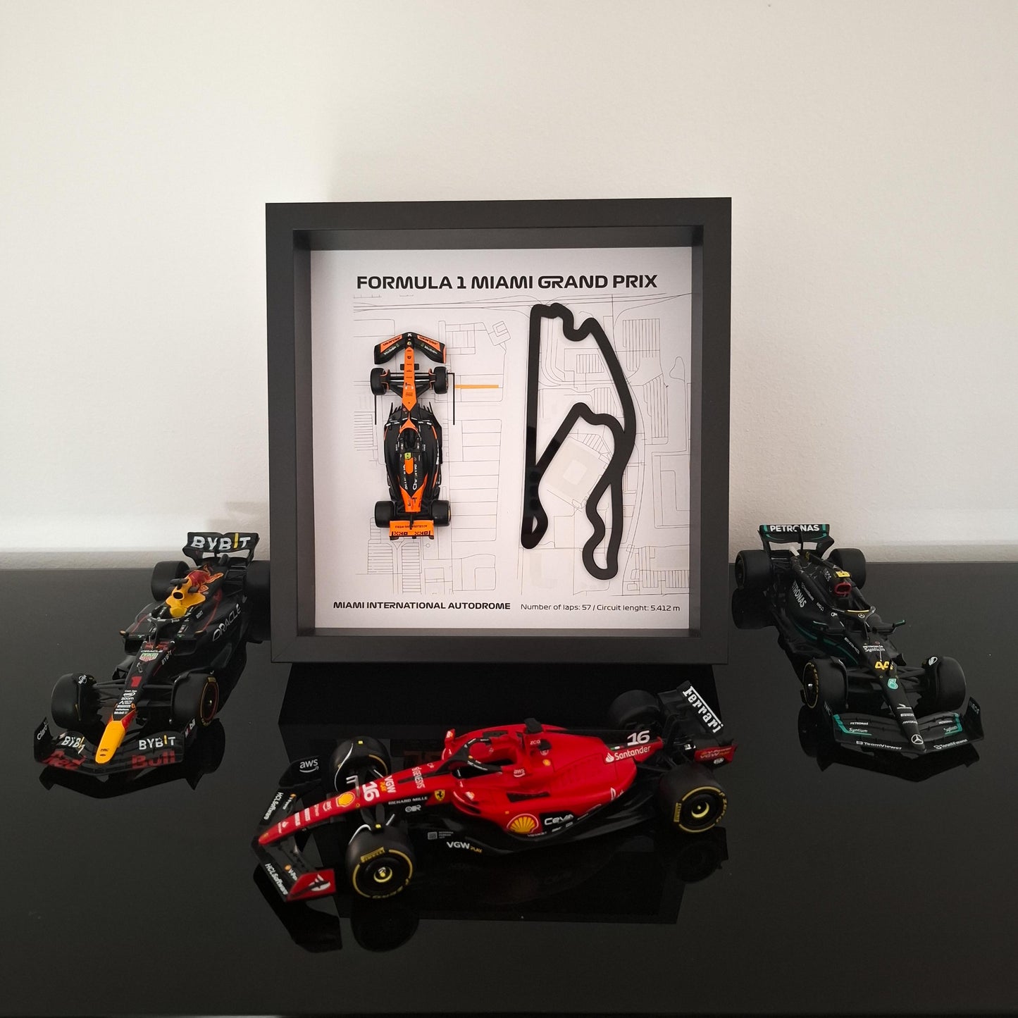 F1 Miami okvir: pleksiglas 3D staza s Formula 1 modelom