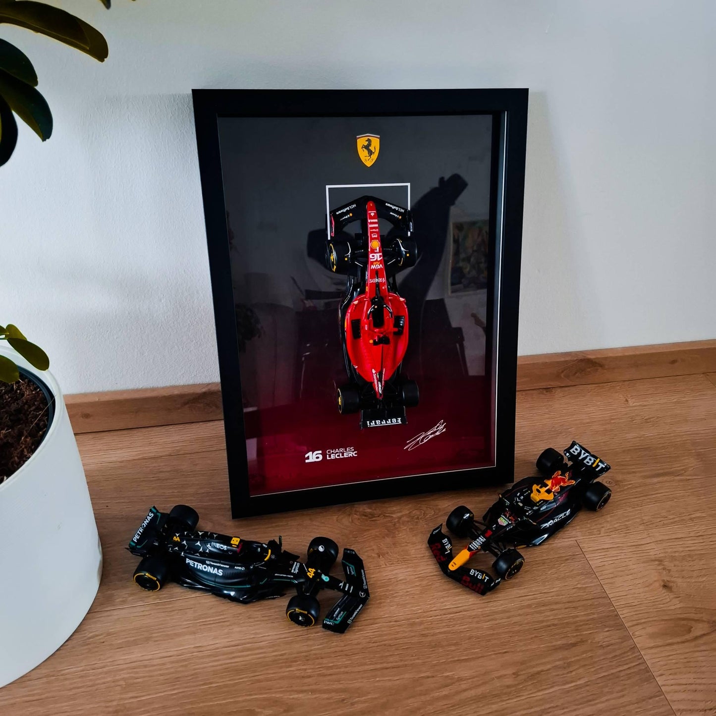Okvir Charlesa Leclerca F1 s Ferrarijevim bolidom u mjerilu 1:24 - Visokokvalitetna tiskana pozadina - Izložba 30x40 cm - Poklon Formule 1