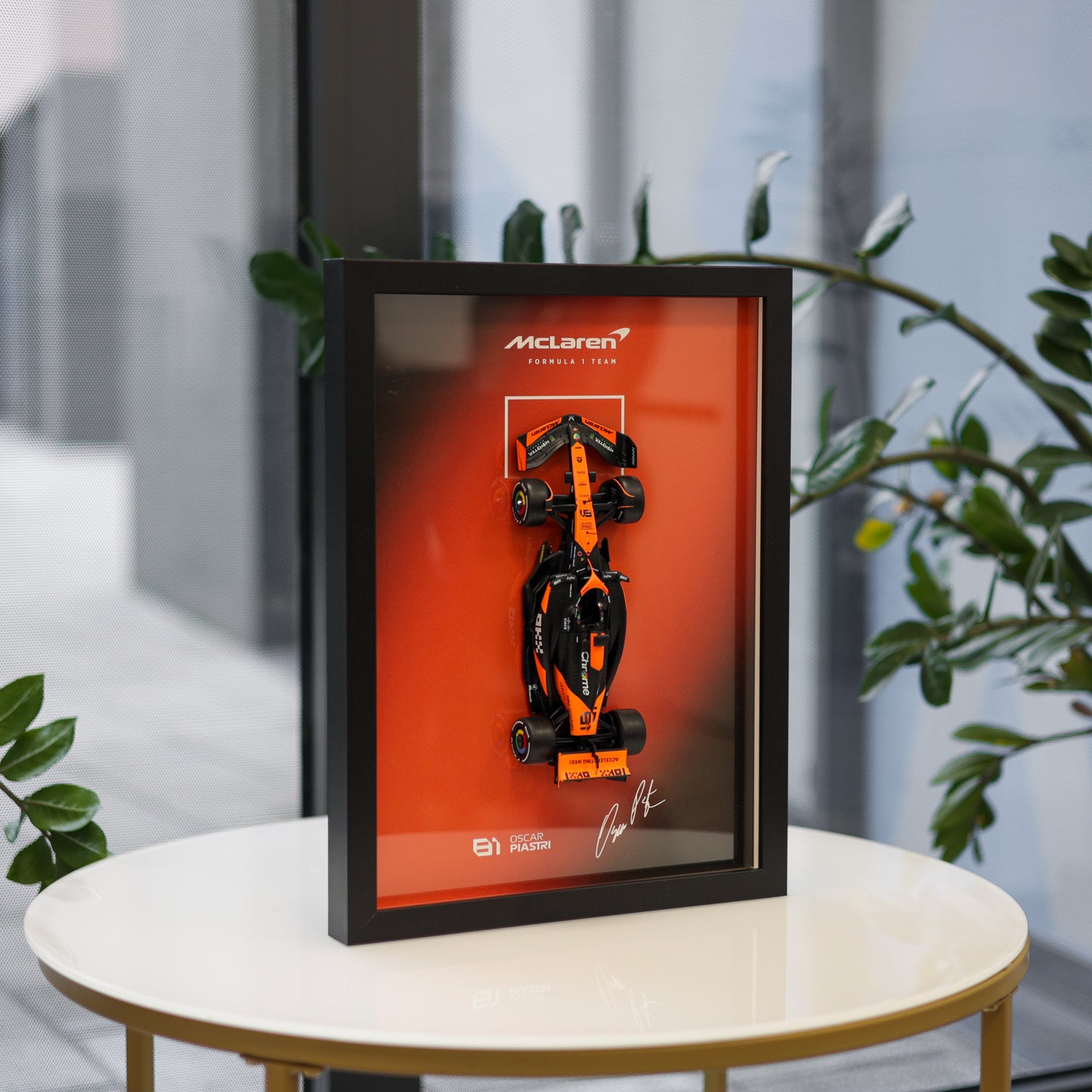 Oscar Piastri F1 okvir s McLaren (1:24) modelom (30x40cm)