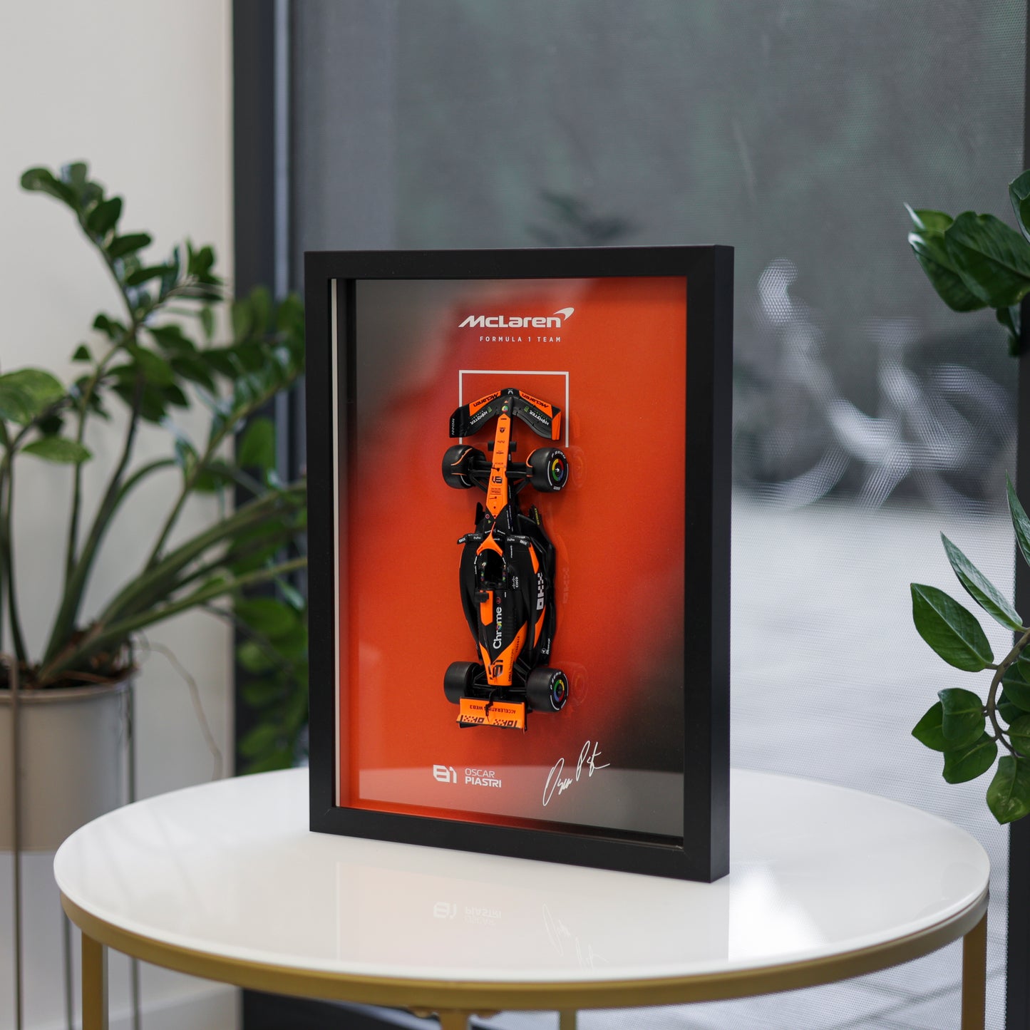 Oscar Piastri F1 okvir s McLaren (1:24) modelom (30x40cm)