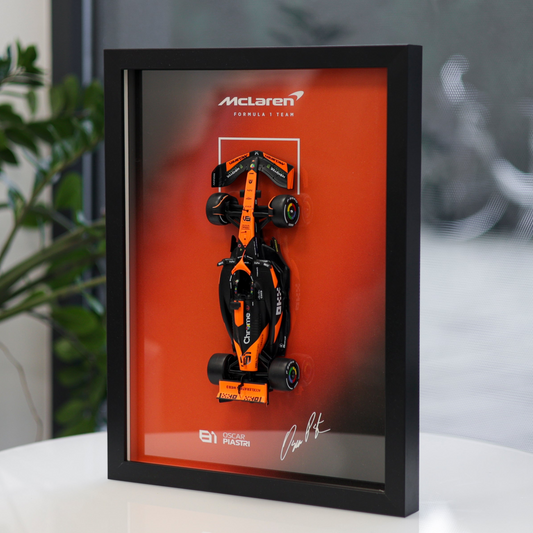 Oscar Piastri F1 okvir s McLaren (1:24) modelom (30x40cm)