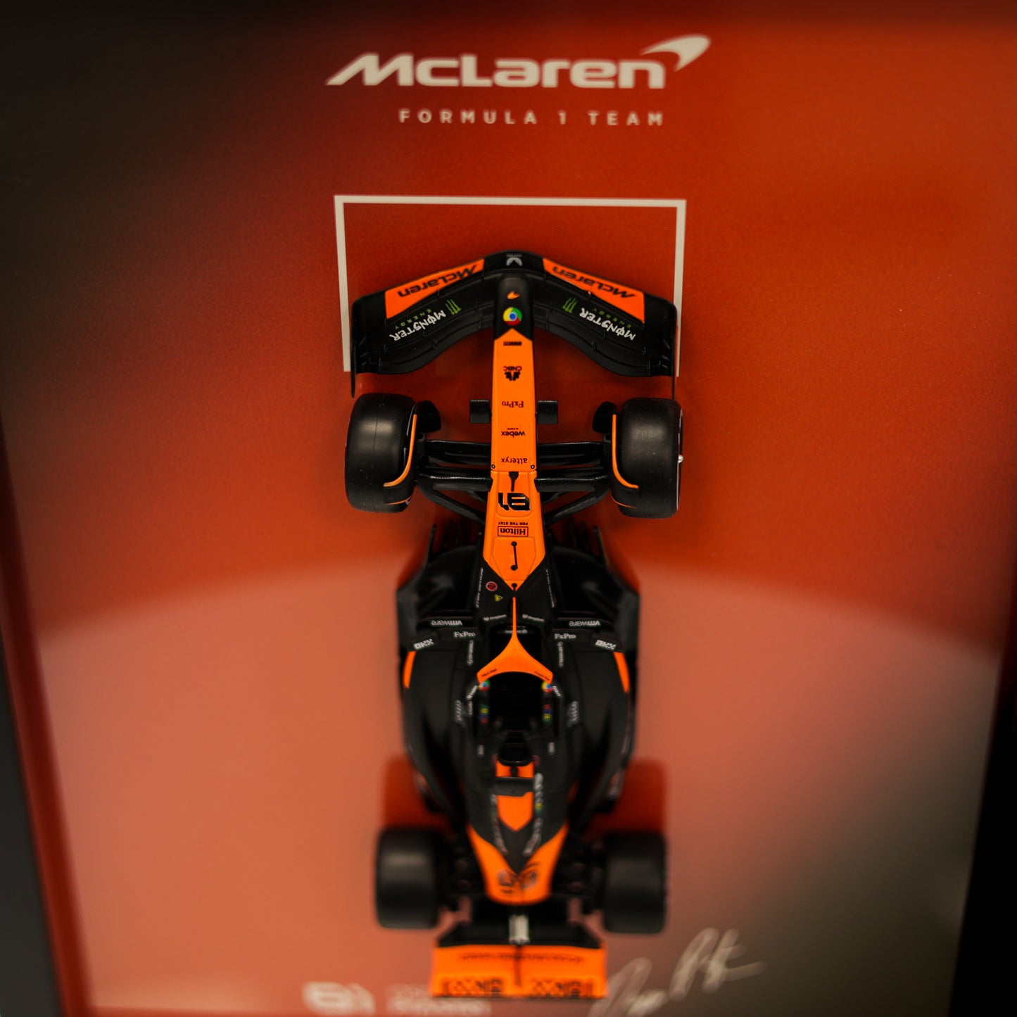 Oscar Piastri F1 okvir s McLaren (1:24) modelom (30x40cm)