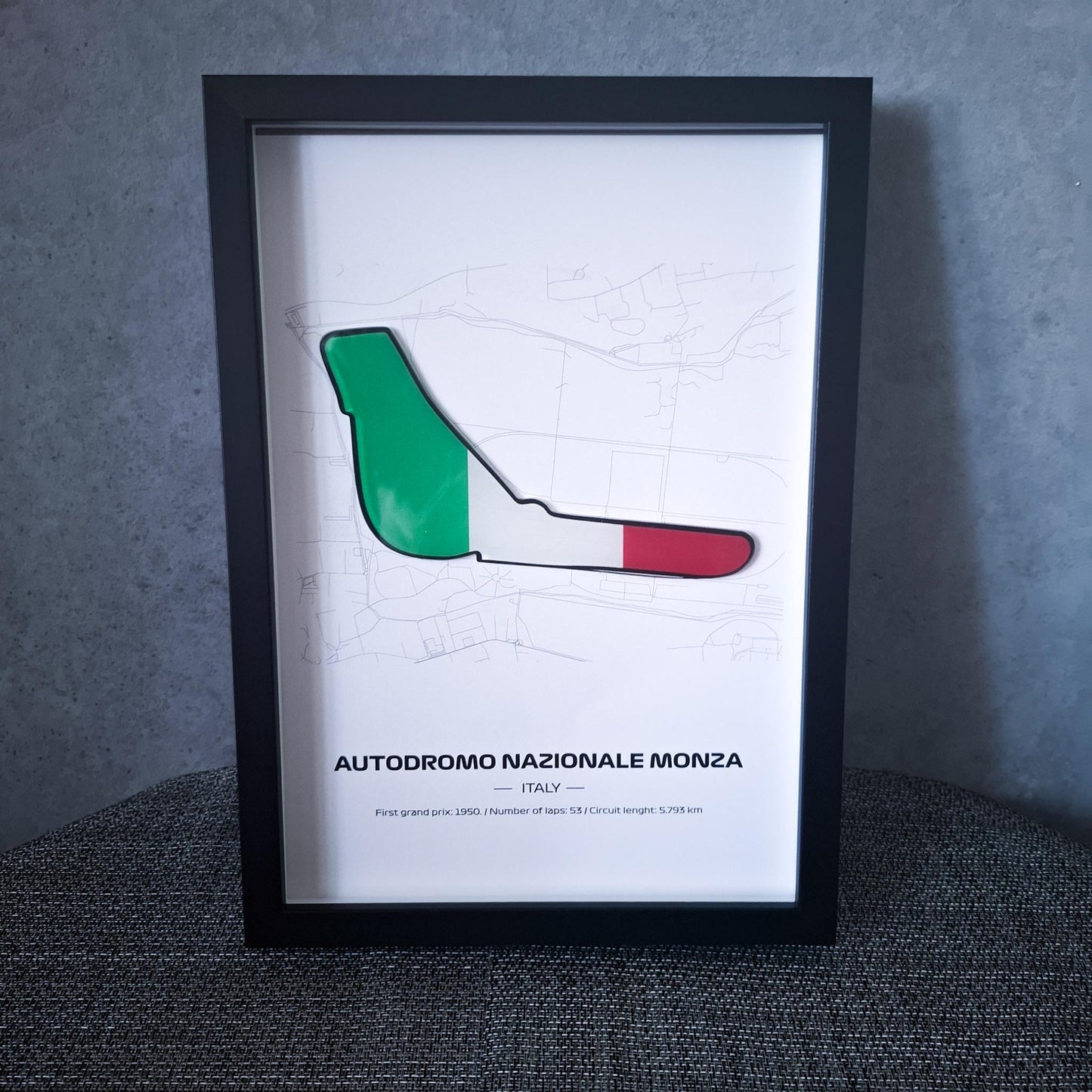 Uokvireni poster Monza Italija s 3D zastavom - Visokokvalitetna tiskana pozadina - 31,5 x 22,5 cm - Formula 1 poklon