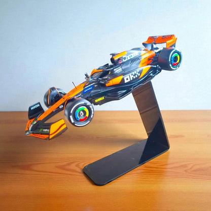 Model bolida F1 McLaren 1:24 s postoljem - Oliver Piastri #81 - Poklon iz Formule 1