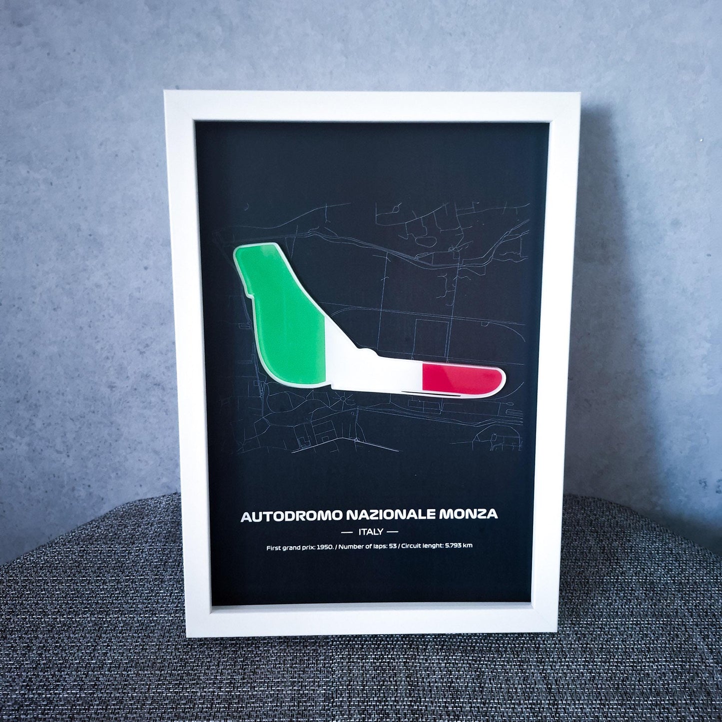 Uokvireni poster Monza Italija s 3D zastavom - Visokokvalitetna tiskana pozadina - 31,5 x 22,5 cm - Formula 1 poklon