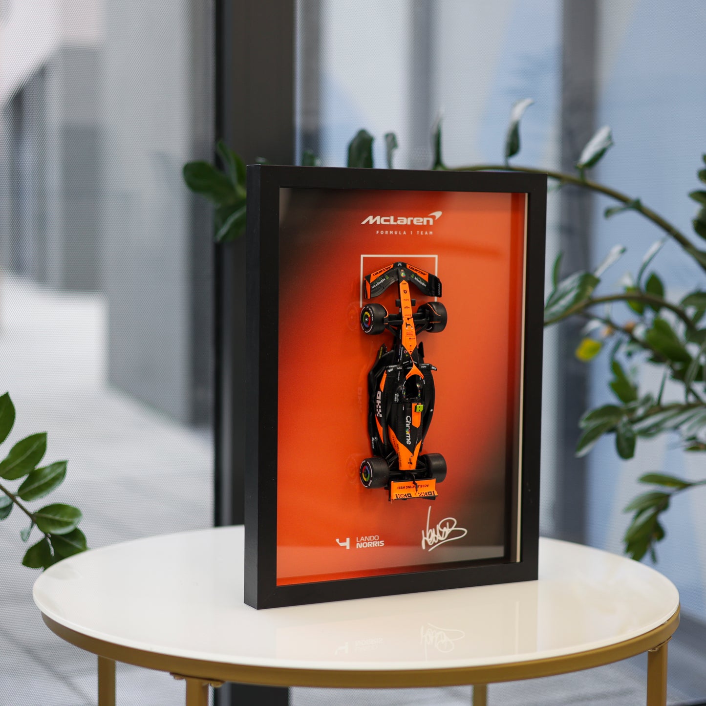 Lando Norris F1 okvir s McLaren (1:24) modelom (30x40cm)