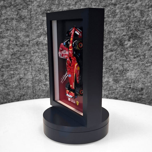 Charles Leclerc F1 okvir s Ferrari (1:43) modelom - 3D kaciga i potpis