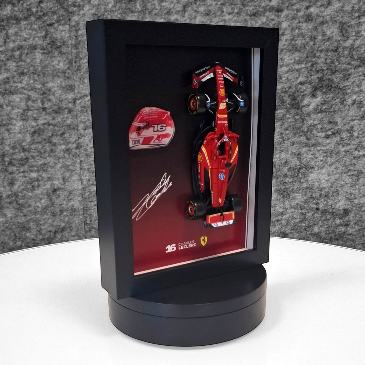 Charles Leclerc F1 okvir s Ferrari (1:43) modelom - 3D kaciga i potpis