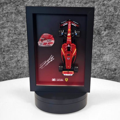Charles Leclerc F1 okvir s Ferrari (1:43) modelom - 3D kaciga i potpis