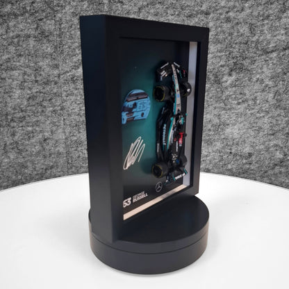 George Russell F1 okvir s AMG (1:43) modelom - 3D kaciga i potpis