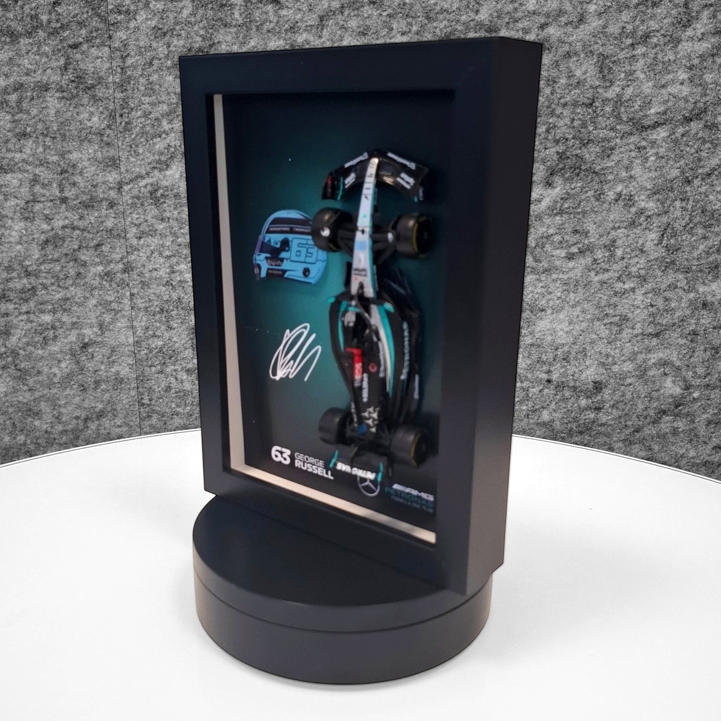 George Russell F1 okvir s AMG (1:43) modelom - 3D kaciga i potpis