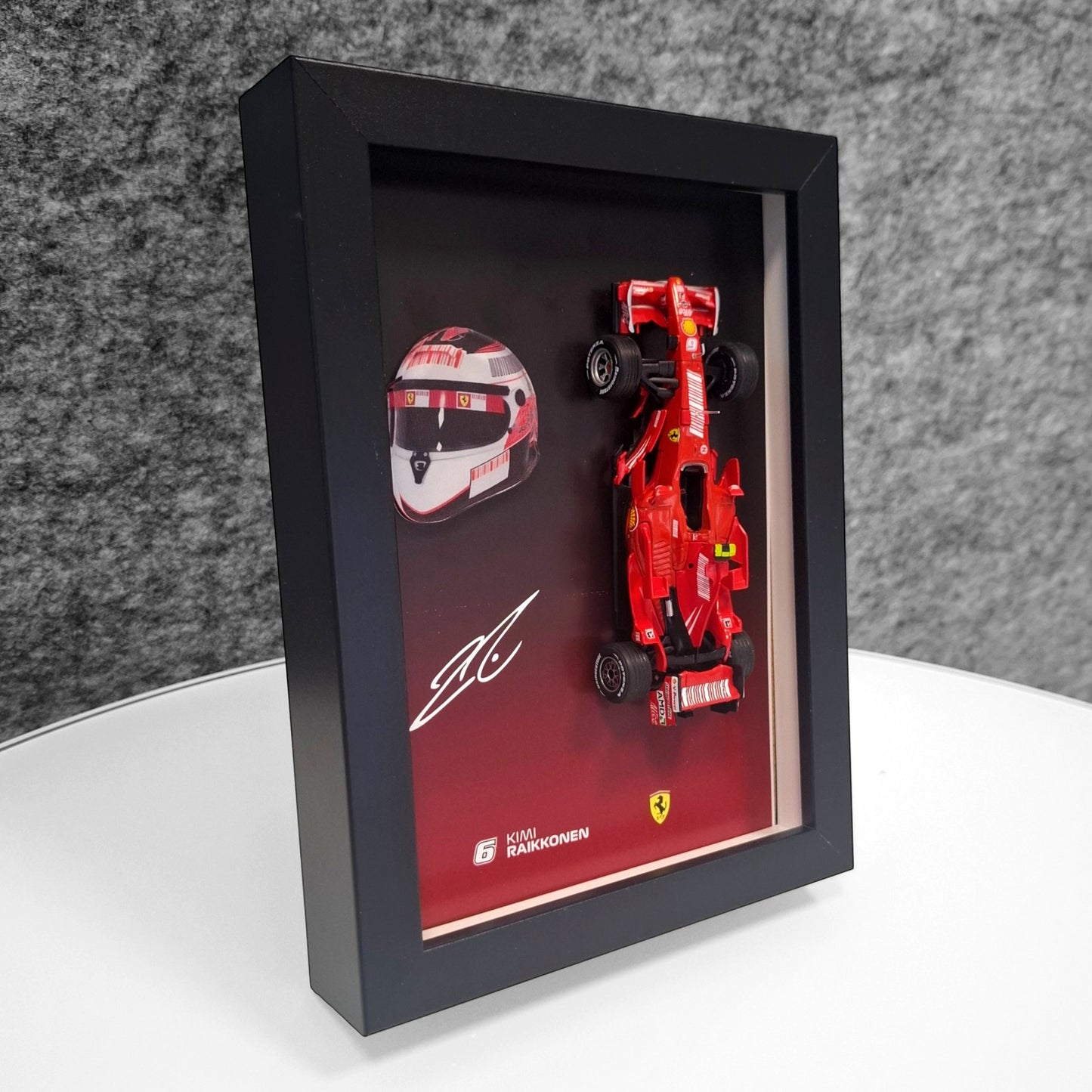 Kimi Raikkonen F1 okvir s Ferrari (1:43) modelom - 3D kaciga i potpis