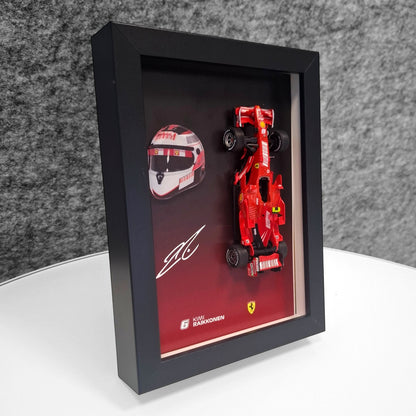 Kimi Raikkonen F1 okvir s Ferrari (1:43) modelom - 3D kaciga i potpis