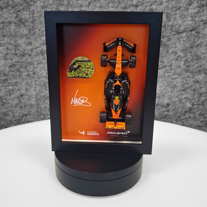 Lando Norris F1 okvir s McLaren (1:43) modelom - 3D kaciga i potpis