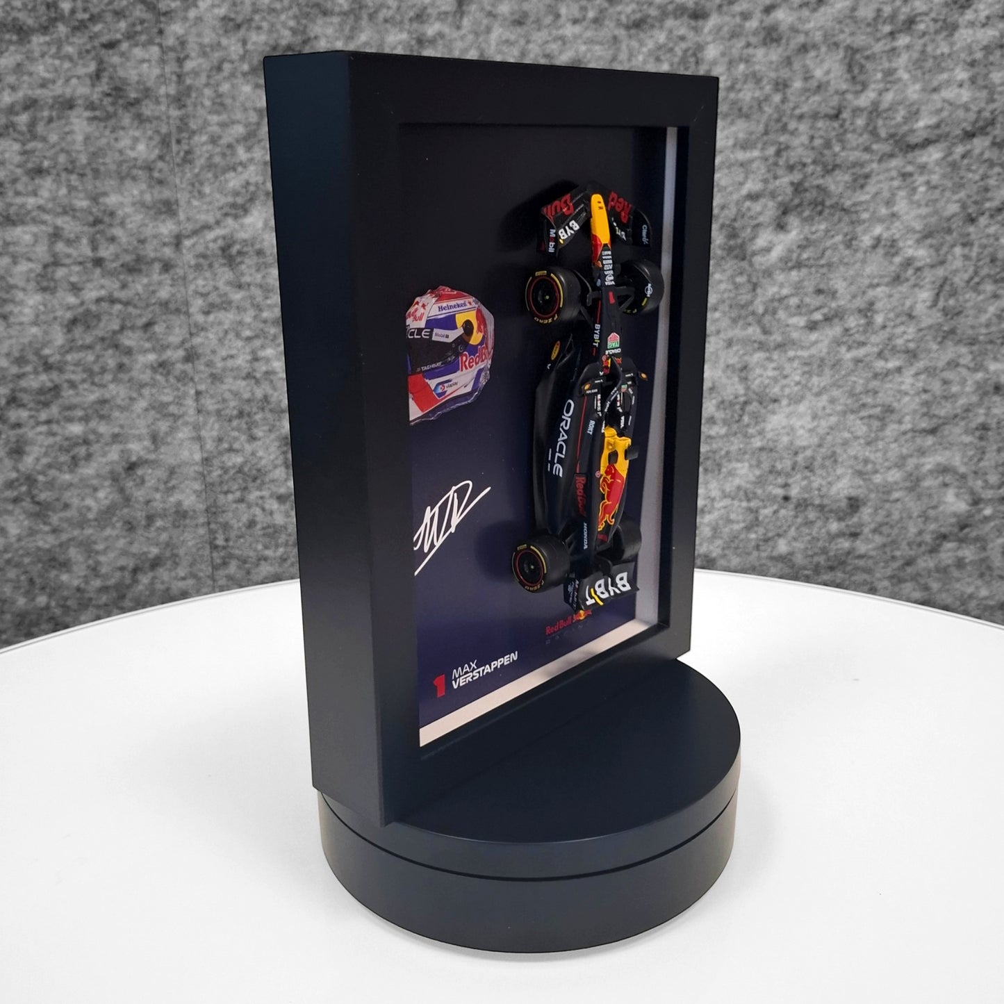 Max Verstappen F1 okvir s RB (1:43) modelom - 3D kaciga i potpis