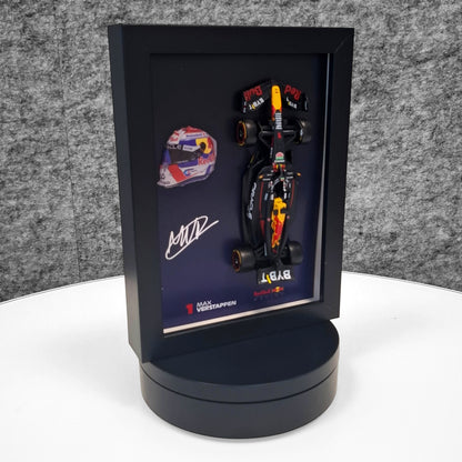 Max Verstappen F1 okvir s RB (1:43) modelom - 3D kaciga i potpis