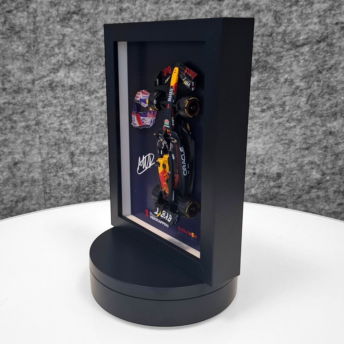 Max Verstappen F1 okvir s RB (1:43) modelom - 3D kaciga i potpis