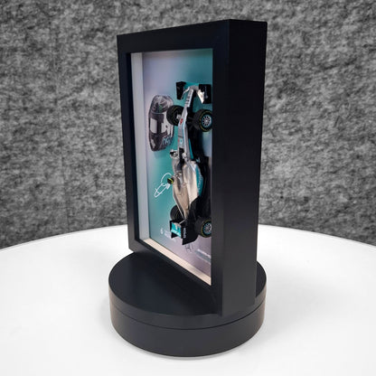 Nico Rosberg F1 okvir s AMG (1:43) modelom - 3D kaciga i potpis