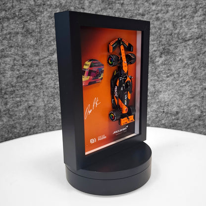 Oscar Piastri #81 F1 okvir s McLaren (1:43) modelom - 3D kaciga i potpis