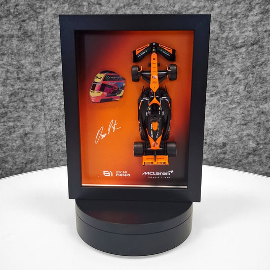 Oscar Piastri #81 F1 okvir s McLaren (1:43) modelom - 3D kaciga i potpis