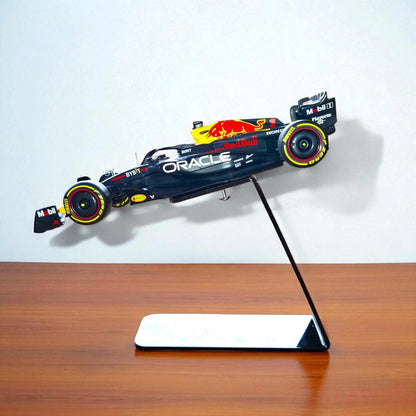 Model automobila F1 RB19 1:24 s postoljem - Max Verstappen #1 - Poklon za Formulu 1