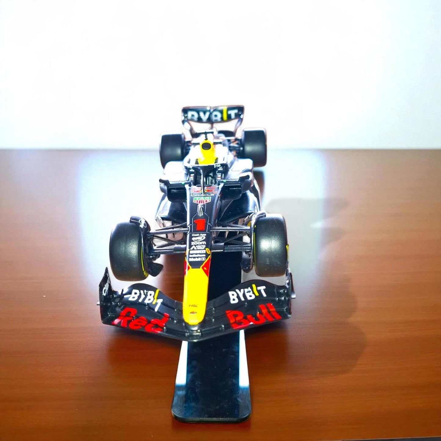 Model automobila F1 RB19 1:24 s postoljem - Max Verstappen #1 - Poklon za Formulu 1