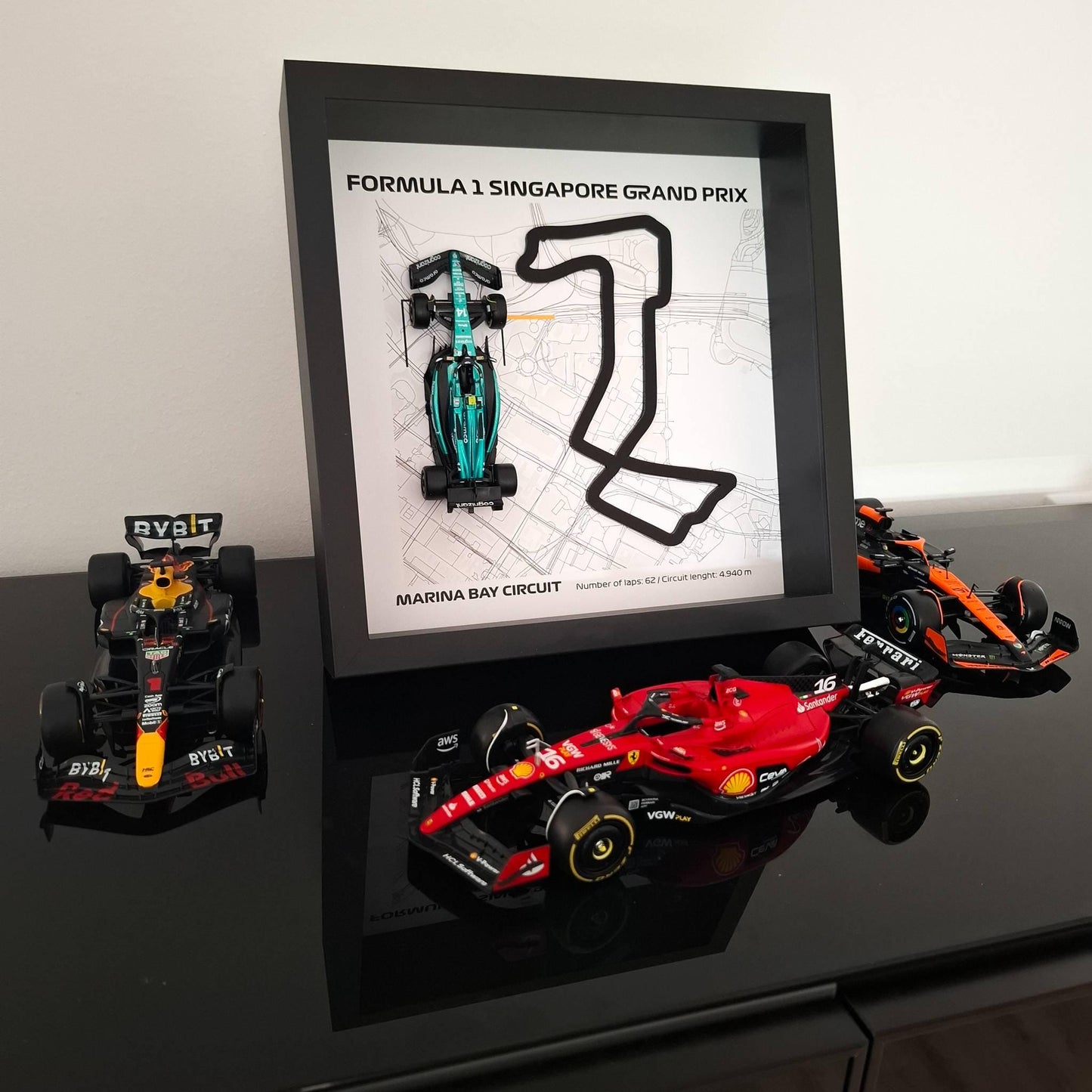 F1 Singapore okvir: Marina Bay staza, Pleksiglas 3D staza s Formula 1 modelom