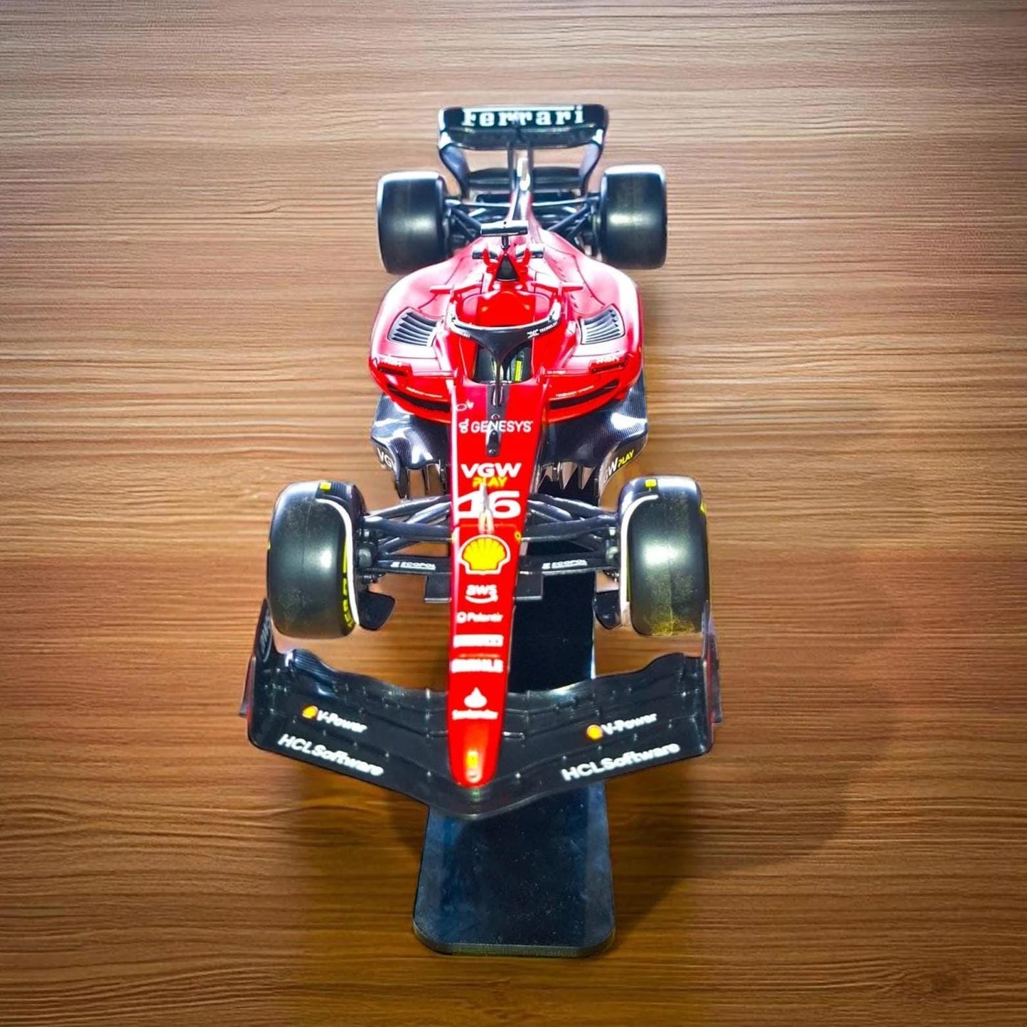Model automobila F1 Ferrari 1:24 s postoljem - Charles Leclerc #16 - Poklon iz Formule 1